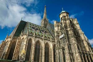 das schön Antiquität Heilige stephen Kathedrale gebaut auf 1160 gelegen beim Stephansplatz im Wien foto