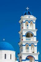 das Kirche von heilig Kreuz im das zentral Platz von perissa auf Santorini Insel foto