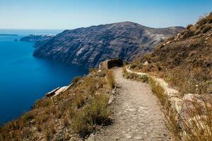 Gehen Weg Nummer 9 zwischen das Städte von fira und oia im das Santorini Insel foto