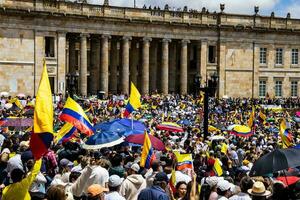 Bogotá, Kolumbien, Juni 2023, friedlich Protest Märsche gegen das Regierung von gustavo Petro namens la Marcha de la Bürgermeister foto