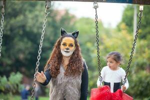 echt Familie haben Spaß während mit Kostüme von das wenig rot Reiten Kapuze Geschichte im Halloween. foto