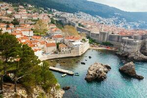 Dubrovnik Westen Seebrücke und mittelalterlich Befestigungen von das Stadt gesehen von Fort lovrijenac foto