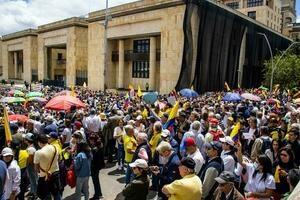 Bogotá, Kolumbien, Juni 2023, friedlich Protest Märsche gegen das Regierung von gustavo Petro namens la Marcha de la Bürgermeister foto