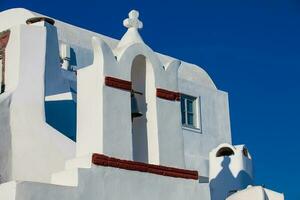 traditionell die Architektur von das Kirchen von das oia Stadt im Santorini Insel foto