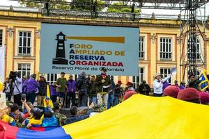 Bogotá, Kolumbien, 19 Juli 2023. friedlich Protest von das Mitglieder von das aktiv Reservieren von das Militär- und Polizei Kräfte im Bogota Kolumbien gegen das Regierung von gustavo Petro foto