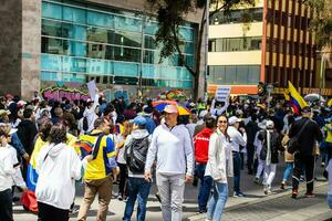 Bogotá, Kolumbien, Juni 2023, friedlich Protest Märsche gegen das Regierung von gustavo Petro namens la Marcha de la Bürgermeister foto