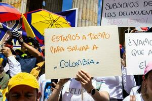 Bogotá, Kolumbien, Juni 2023, friedlich Protest Märsche gegen das Regierung von gustavo Petro namens la Marcha de la Bürgermeister foto