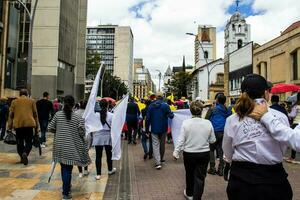 Bogotá, Kolumbien, Juni 2023, friedlich Protest Märsche gegen das Regierung von gustavo Petro namens la Marcha de la Bürgermeister foto