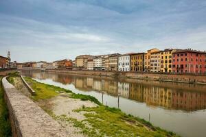 Aussicht von das arno Fluss und pisa Stadt foto