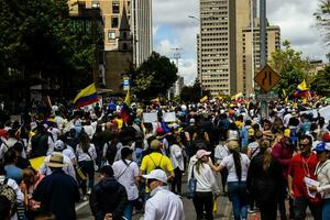 Bogotá, Kolumbien, Juni 2023, friedlich Protest Märsche gegen das Regierung von gustavo Petro namens la Marcha de la Bürgermeister foto