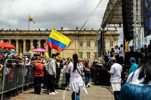 Bogotá, Kolumbien, Juni 2023, friedlich Protest Märsche gegen das Regierung von gustavo Petro namens la Marcha de la Bürgermeister foto