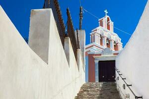 Glocke Turm von das katholisch Kloster von dominikanisch Nonnen beim fira Stadt im Santorini foto