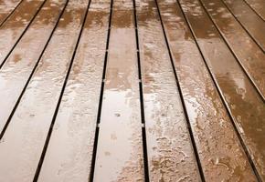 Holzboden an regnerischen Tagen foto