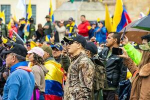 Bogotá, Kolumbien, 19 Juli 2023. friedlich Protest von das Mitglieder von das aktiv Reservieren von das Militär- und Polizei Kräfte im Bogota Kolumbien gegen das Regierung von gustavo Petro foto