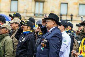 Bogotá, Kolumbien, 19 Juli 2023. friedlich Protest von das Mitglieder von das aktiv Reservieren von das Militär- und Polizei Kräfte im Bogota Kolumbien gegen das Regierung von gustavo Petro foto