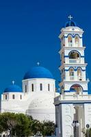 das Kirche von heilig Kreuz im das zentral Platz von perissa auf Santorini Insel foto