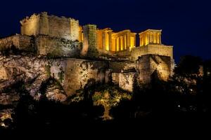 Nacht Aussicht von das schön Akropolis von das Areopag Hügel foto