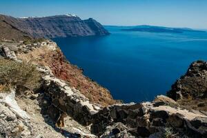 das schön Landschaften gesehen von das Gehen Pfad Nummer neun zwischen das Städte von fira und oia im Santorini Insel foto