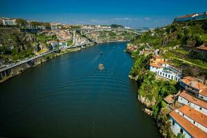 Boote Segeln auf das Douro Fluss im ein schön früh Frühling Tag foto