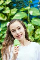 jung Mädchen Essen ein traditionell Wasser Eis Sahne typisch von das Tal del cauca Region im Kolumbien foto