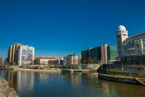 das Donau Kanal gesehen von das aspern Brücke im Wien welche verbindet das Bezirke von inner stadt und leopoldstadt foto