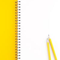 3D-Rendering von gelben Bleistiften auf Notebook foto