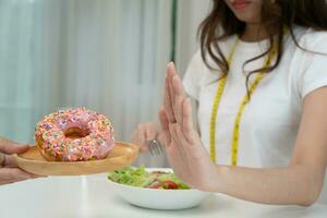 schlank Körper asiatisch Frauen wählen gesund Lebensmittel, Diät weiblich wählen Salat zum Diät. gut gesund Lebensmittel. Gewicht verlieren, Gleichgewicht, Kontrolle, reduzieren fett, niedrig Kalorien, Routinen, Übung, Körper Form. foto