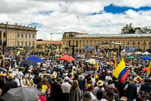 Bogotá, Kolumbien, Juni 2023, friedlich Protest Märsche gegen das Regierung von gustavo Petro namens la Marcha de la Bürgermeister foto