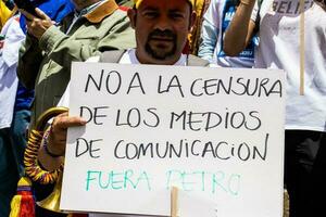 Bogotá, Kolumbien, Juni 2023, friedlich Protest Märsche gegen das Regierung von gustavo Petro namens la Marcha de la Bürgermeister foto