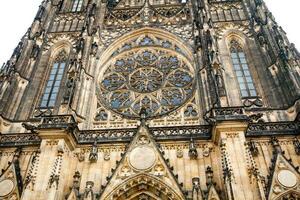 Einzelheiten von das Fassade von das Metropolitan- Kathedrale von Heilige Vitus, Wenzel und Adalbert im Prag foto