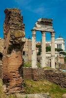 Überreste von das Tempel von Rolle und Pollux oder das diokurie beim das römisch Forum im Rom foto