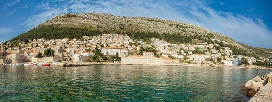 Mittelmeer Panorama von das schön Dubrovnik alt Stadt einschließlich montieren srd, das alt Hafen, Stadt Wände und Befestigungen foto