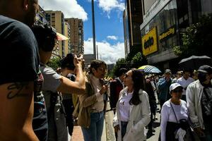 Bogotá, Kolumbien, Juni 2023, friedlich Protest Märsche gegen das Regierung von gustavo Petro namens la Marcha de la Bürgermeister foto