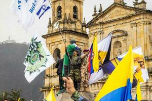 Bogotá, Kolumbien, 19 Juli 2023. friedlich Protest von das Mitglieder von das aktiv Reservieren von das Militär- und Polizei Kräfte im Bogota Kolumbien gegen das Regierung von gustavo Petro foto