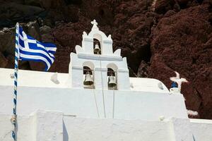 Glocke Turm von das Heilige nikolaos orthodox Kirche gelegen im Akrotiri Nächster zu das berühmt rot Strand beim Santorini Insel foto