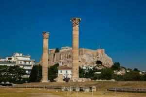 Ruinen von das Tempel von olympisch Zeus ebenfalls bekannt wie das olympion und das Akropolis beim das Center von das Athen Stadt im Griechenland foto