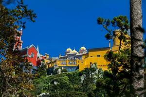 das Pena Palast gesehen von das Gardens von Pena Park beim das Gemeinde von sintra foto