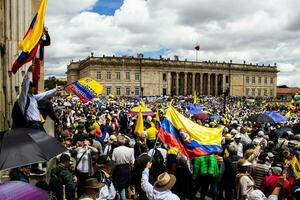 Bogotá, Kolumbien, Juni 2023, friedlich Protest Märsche gegen das Regierung von gustavo Petro namens la Marcha de la Bürgermeister foto