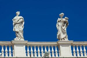 Detail von das Statuen von Heilige Das Krone das Kolonnaden von st. Peter Platz gebaut auf 1667 auf das Vatikan Stadt foto