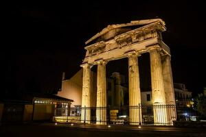 Nacht Aussicht von das Tor von Athena Archegetis gelegen beim das Athen römisch Agora foto