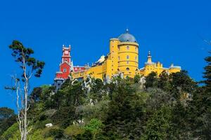 das Pena Palast gesehen von das Gardens von Pena Park beim das Gemeinde von sintra foto