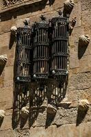 Detail von das Fenster von das historisch Haus von das Muscheln gebaut im 1517 durch rodrigo Arien de maldonado Ritter von das bestellen von Santiago de compostela im Salamanca, Spanien foto