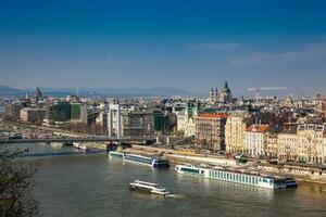 Aussicht von das schön Budapest Stadt und Donau Fluss unter das Blau Himmel foto