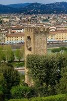 Turm von san Nikolaus und Aussicht von das schön Stadt von Florenz von Michelangelo Platz foto