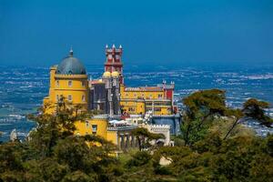 das Pena Palast gesehen von das Gardens von Pena Park beim das Gemeinde von sintra foto