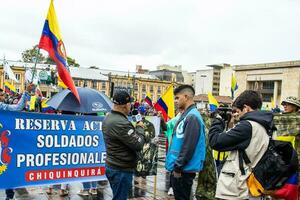 Bogotá, Kolumbien, 19 Juli 2023. friedlich Protest von das Mitglieder von das aktiv Reservieren von das Militär- und Polizei Kräfte im Bogota Kolumbien gegen das Regierung von gustavo Petro foto