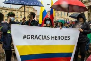 Bogotá, Kolumbien, 19 Juli 2023. friedlich Protest von das Mitglieder von das aktiv Reservieren von das Militär- und Polizei Kräfte im Bogota Kolumbien gegen das Regierung von gustavo Petro foto