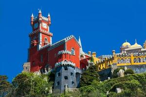 das Pena Palast gesehen von das Gardens von Pena Park beim das Gemeinde von sintra foto