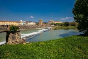 arno Fluss und torre della Zecca ein Verteidigung Turm von Florenz auf das Osten Seite von das Stadt foto