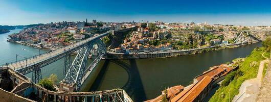 Panorama- Aussicht von porto Stadt und das dom Luis ich Brücke ein Metall Bogen Brücke Über das Douro Fluss foto